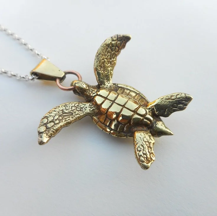 Turtle 2025 gold pendant